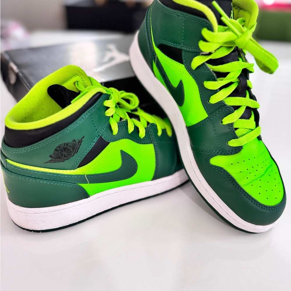 Fantastic condition Jordan 1 Mid-size 7Y
